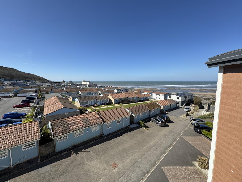 Lot: 7 - TOP FLOOR HOLIDAY APARTMENT WITH SEA VIEWS - Sea views
